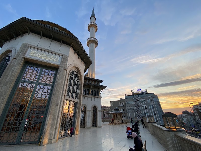 Taksim Square - Taksim Square, Kocatepe, Tak-ı Zafer Cd., 34435 Beyoğlu/İstanbul, Türkiye