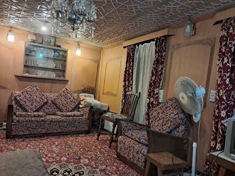 New Bombay hertiage Group Of Houseboats - New Bombay hertiage Group Of Houseboats, hotel Dal lake, Boulevard Rd, opp. New Park, Karapura, Rainawari, Srinagar, 190001