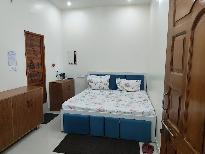 Kusum Homestay - Kusum Homestay Reliance Tower, Ayodhya Dham, 4/7/98, Raiganj Rd, near to Ram Mandir Road, Dant Dhawan Kund, New Colony, Ayodhya, Uttar Pradesh 224123, India