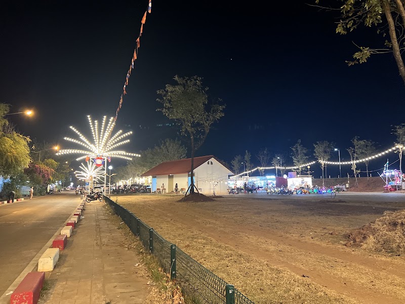 Riverside Park - Riverside Park, 4R72+CC5, Pakse, Laos