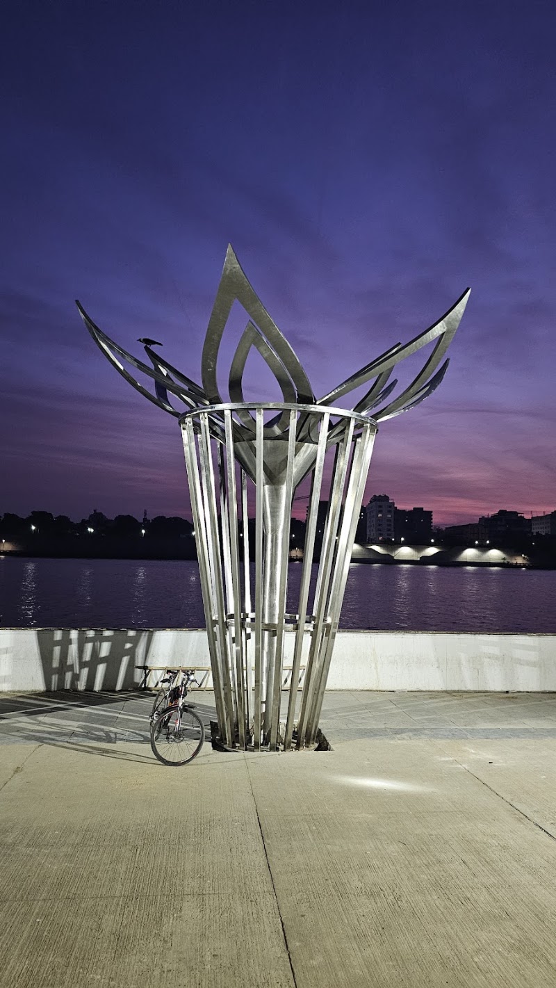 Sabarmati Riverfront, Ellis Bridge - Sabarmati Riverfront, Ellis Bridge 2HCF+XRC, Sabarmati Riverfront Walkway W, Ellisbridge, Ahmedabad, Gujarat 380006, India