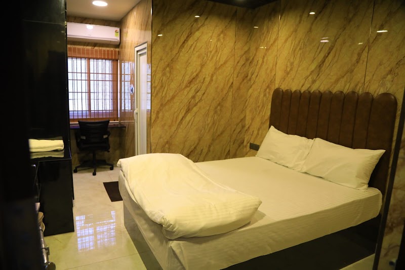 Clouds Luxury Hotel- BNS Towers - Clouds Luxury Hotel- BNS Towers No-603/1A2 VIT All Mart Road, near VIT University, Katpadi, Vellore, Tamil Nadu 632014, India