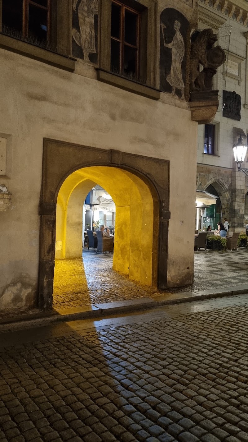 Socha lva (na fasádě na rohu domu Staroměstské náměstí 3/2) - Socha lva (na fasádě na rohu domu Staroměstské náměstí 3/2), Staroměstské nám. 3/2, Staré Město, 110 00 Praha-Praha 1, Czechia