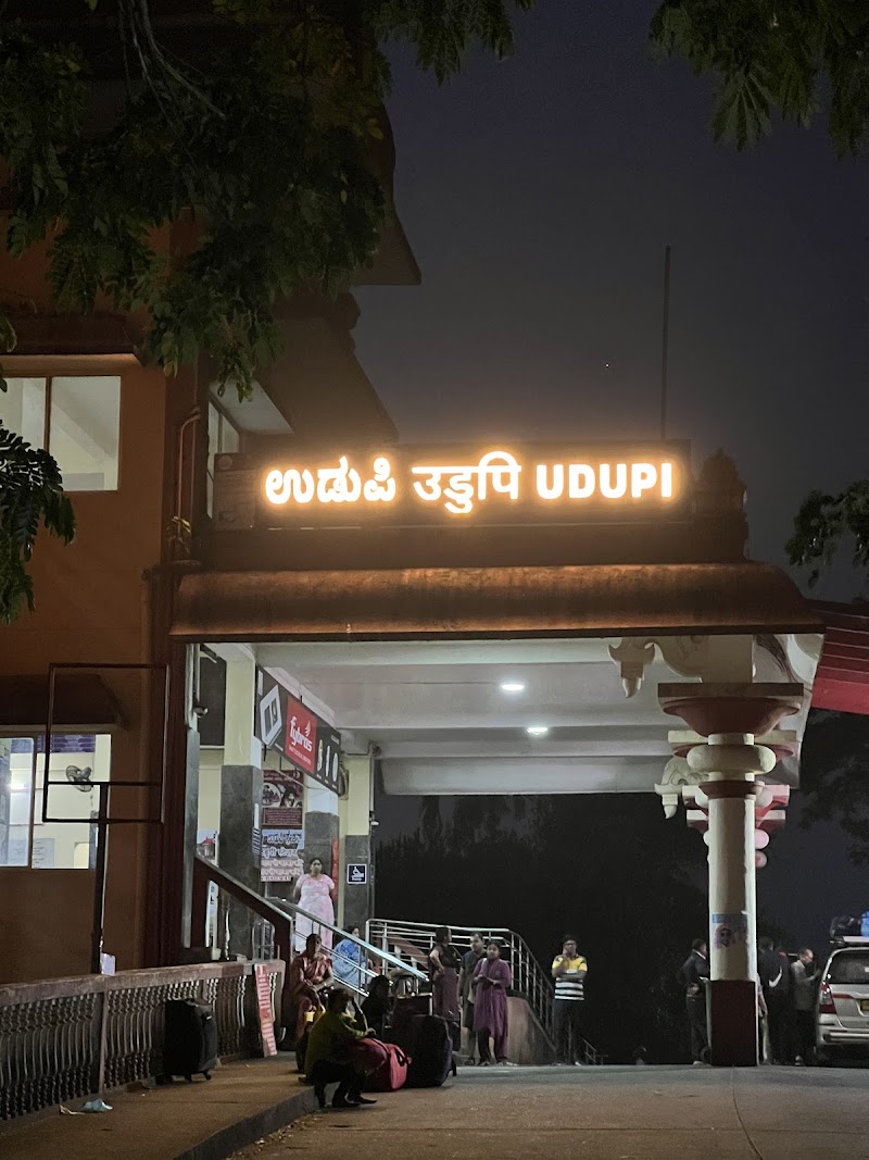 Auto stand: Udupi Railway Station - Auto stand: Udupi Railway Station, 8QPC+P6M, Indrali Temple Rd, Hayagreeva Nagar, Udupi, Karnataka 576102, India