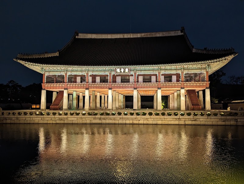 Gyeongbokgung Palace - Gyeongbokgung Palace 161 Sajik-ro, Jongno District, Seoul, South Korea