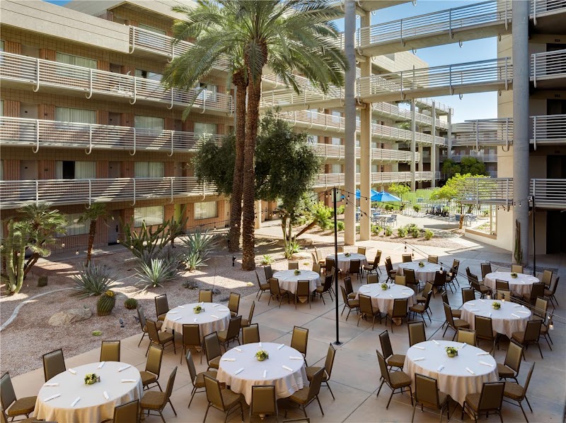 DoubleTree Suites by Hilton Hotel Phoenix - DoubleTree Suites by Hilton Hotel Phoenix, 320 N 44th St, Phoenix, AZ 85008, USA
