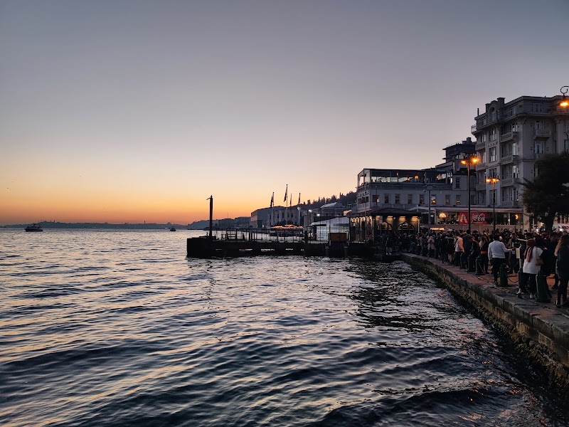 Ortaköy Square - Ortaköy Square, Mecidiye, İskele Sk., 34347 Beşiktaş/İstanbul, Türkiye