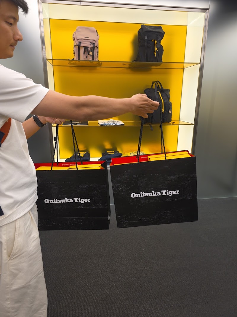 Onitsuka Tiger Omotesando Yellow Concept - Onitsuka Tiger Omotesando Yellow Concept, Japan, 〒150-0001 Tokyo, Shibuya, Jingūmae, 6-chōme−3−９ 神宮前中央ビル