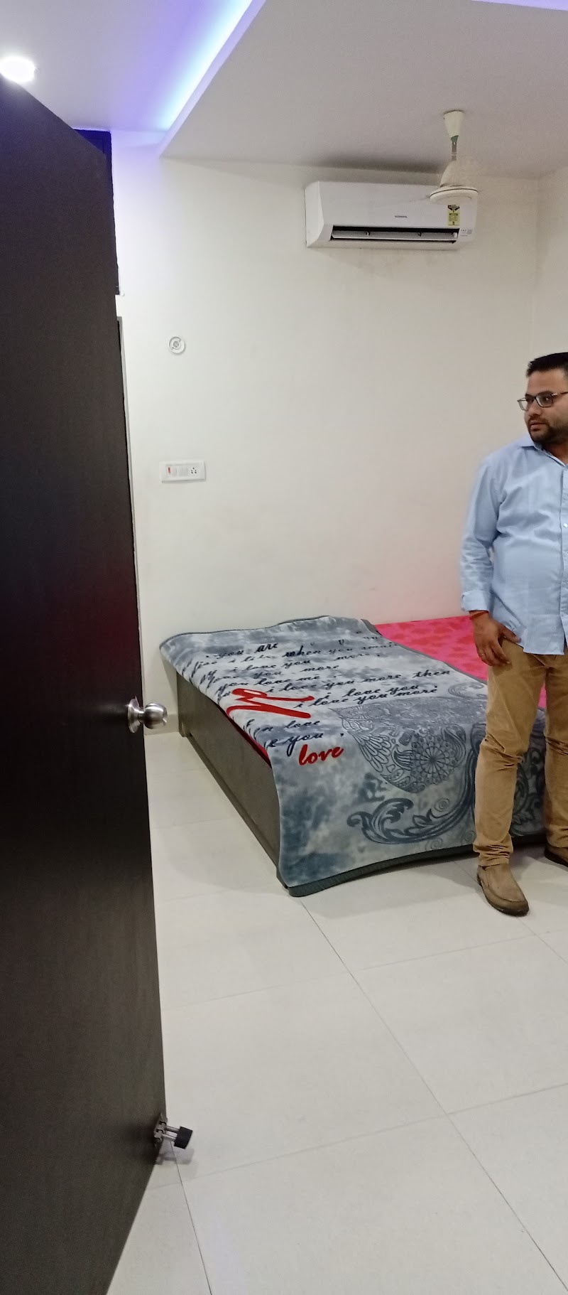 HARJAS HOTEL - HARJAS HOTEL, Aliganj Rd, Mela Maidan, Golapanjabi market, Gola, Uttar Pradesh 262802, India