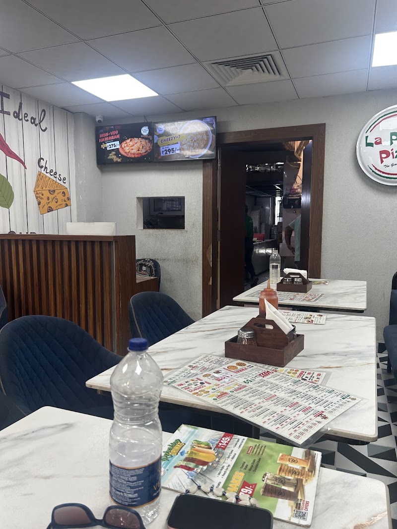 La Pino'z Pizza Central Plaza Mall Gurugram - La Pino'z Pizza Central Plaza Mall Gurugram, First Floor, Metro Station, F -10, near 53, 54, Parsvnath Exotica, DLF Phase 5, Sector 53, Gurugram, Haryana 122011, India