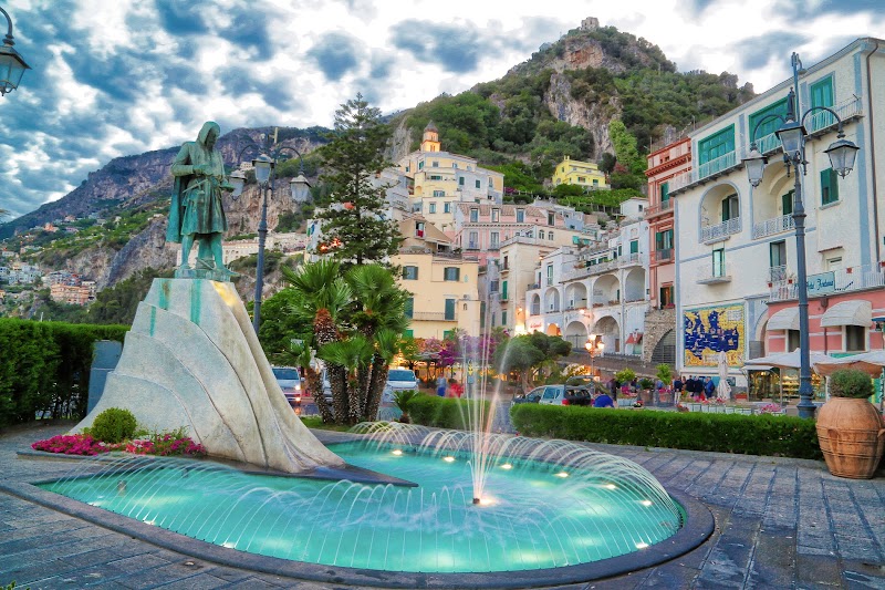 Statue Dedicated to Flavio Gioia (Amalfi) - Statue Dedicated to Flavio Gioia (Amalfi), Piazza Flavio Gioia, 84011 Amalfi SA, Italy