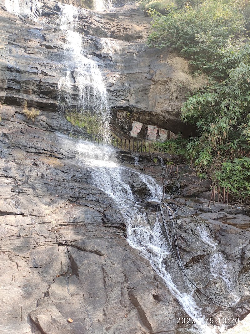 Bison Valley Waterfalls - Bison Valley Waterfalls 333F+3Q8, Bison Vly Rd, Pallivasal, Keralam 685612, India