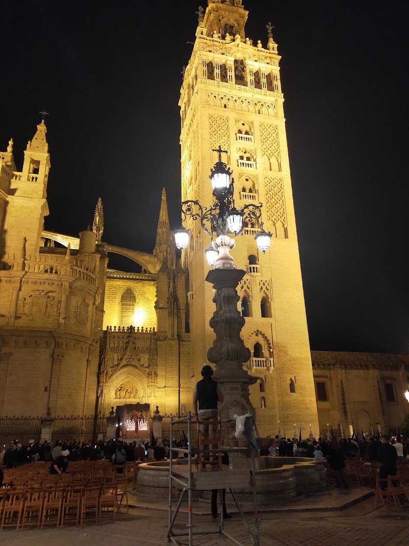Fuente Farola - Fuente Farola Pl. Virgen de los Reyes, Casco Antiguo, 41004 Sevilla, Spain