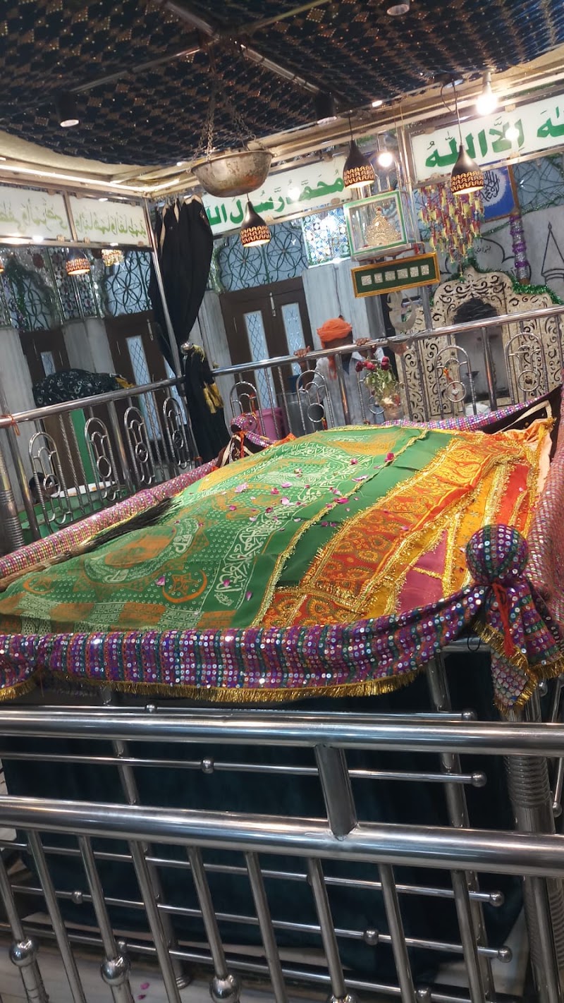 Hazrat Baba Sayyad Insaan Ali Shah R.A. Dargah - Hazrat Baba Sayyad Insaan Ali Shah R.A. Dargah 593H+P6X, Lutra Sharif, Chhattisgarh 495559, India