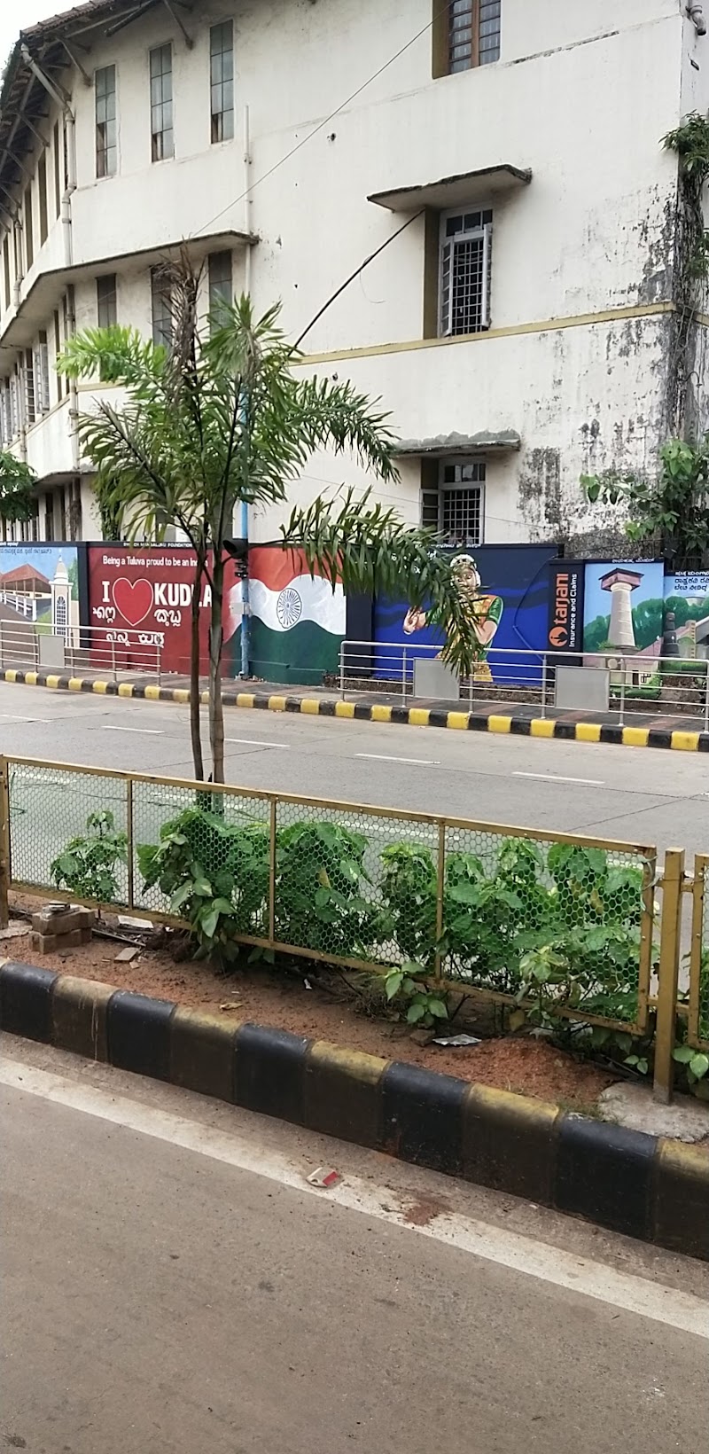 hampankatta - hampankatta, VRCV+V9M, Hampankatta, Mangaluru, Karnataka 575001, India