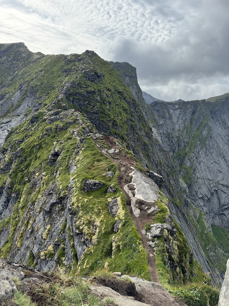 Reinebringen trailhead - Reinebringen trailhead Ramsviktunnelen, 8390 Reine, Norway