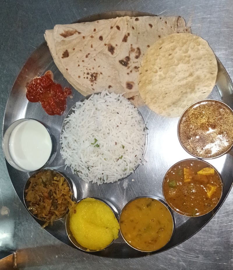 Navaratna Udupi Pure Veg - Navaratna Udupi Pure Veg, Candolim Road, Chogm Rd, near Dolphin Circle, Naika Vaddo, Bardez, Calangute, Goa 403516, India