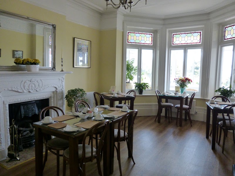 Breakers Bed & Breakfast - Breakers Bed & Breakfast, Breakers Guesthouse, 56 Royal Parade, Eastbourne BN22 7AQ, UK