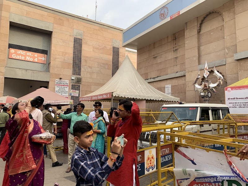 Kashi Rudraksh Pujan Bhandar - Kashi Rudraksh Pujan Bhandar Kashi Vishwanath temple Gate, 4, YSK-1, Lahori Tola, Varanasi, Uttar Pradesh 221001, India