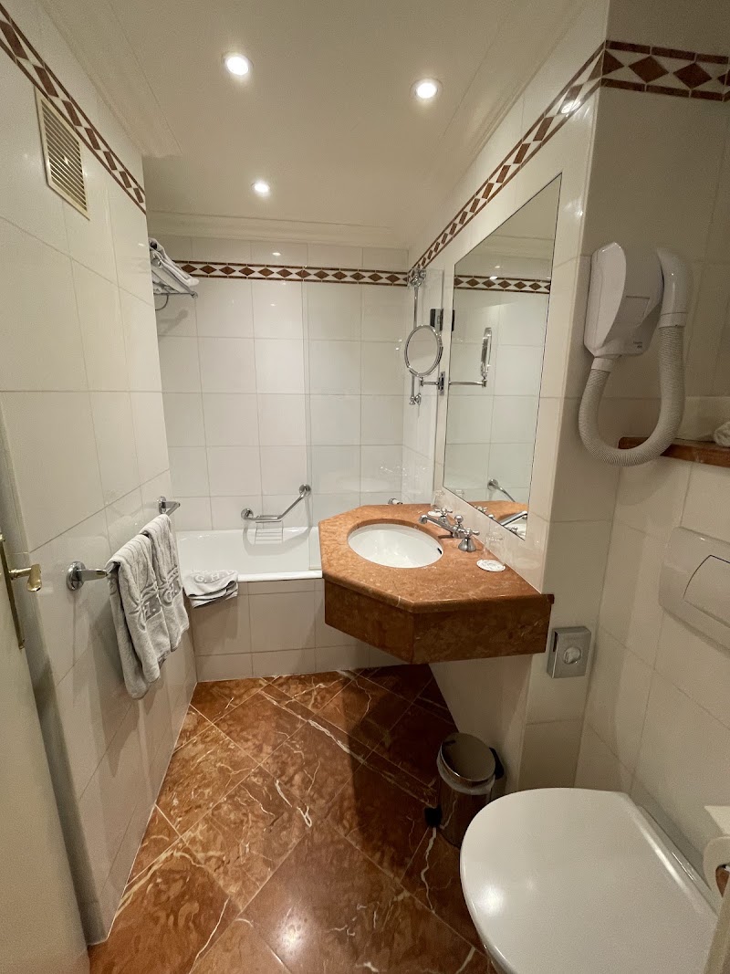Grand Hôtel de L'Univers - Grand Hôtel de L'Univers 6 Rue Grégoire de Tours, 75006 Paris, France