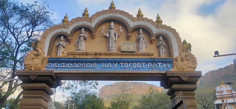 Tirupati Railway Station - Tirupati Railway Station, JCH9+9W9, Tata Nagar, Tirupati, Andhra Pradesh 517501, India
