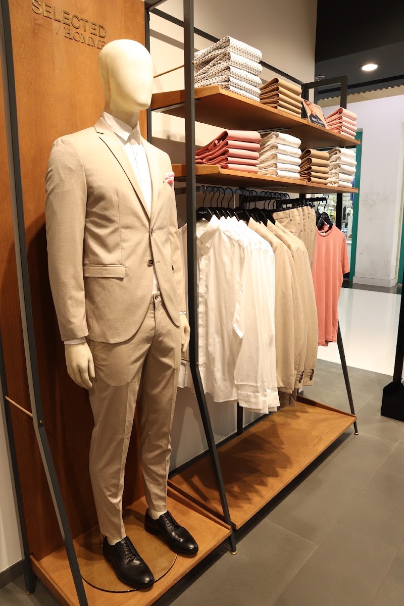 SELECTED - SELECTED, South City Mall, First Floor, Shop no, 121, Prince Anwar Shah Rd, South City Complex, Jadavpur, Kolkata, West Bengal 700068, India