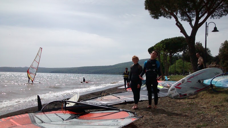 Sailing Club H2O - Windsurf - Vela - Kayak - SUP - Sailing Club H2O - Windsurf - Vela - Kayak - SUP, Via della Rena, 93, 00069 Trevignano Romano RM, Italy