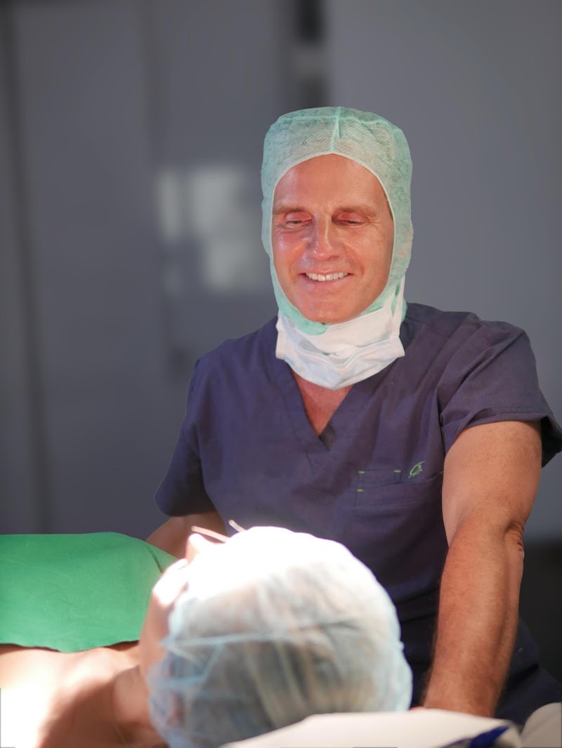 Schönheitsklinik für Brustoperationen | Dr. Christian Lenz - Schönheitsklinik für Brustoperationen | Dr. Christian Lenz Innrain 143, 6020 Innsbruck, Austria