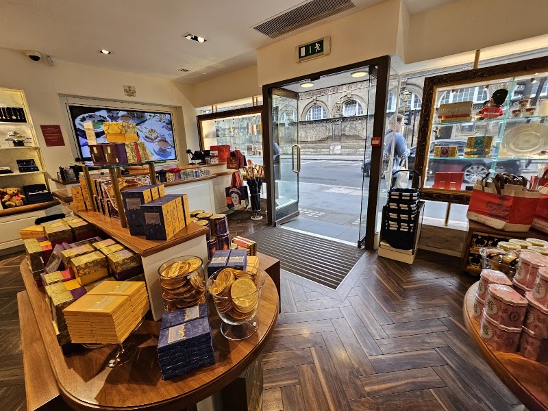 Buckingham Palace Shop - Buckingham Palace Shop, 7 Buckingham Palace Rd, London SW1W 0PP, UK