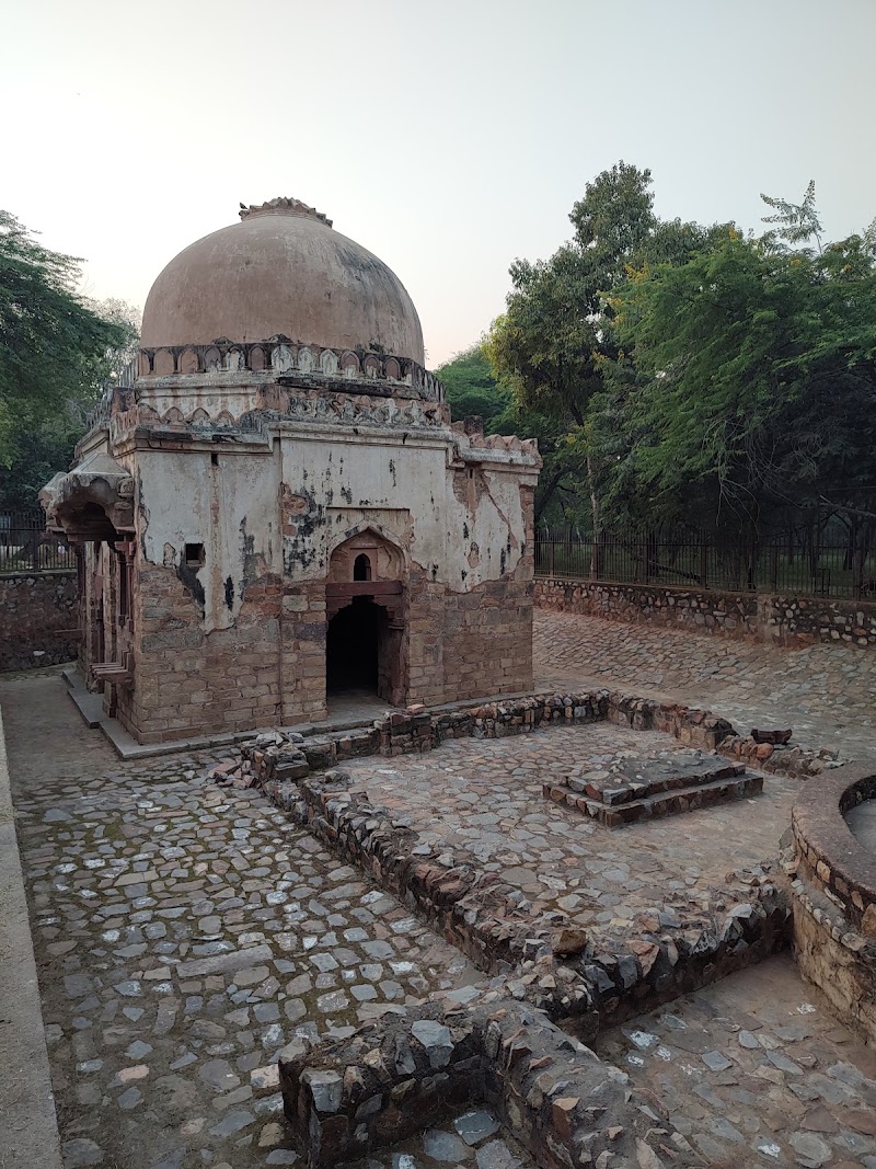 Mehrauli Archaeological Park Tour Guide - Mehrauli Archaeological Park Tour Guide Anuvrat Marg, opposite Qutab Minar Metro Station, Christian Colony, Mehrauli, New Delhi, Delhi 110030, India
