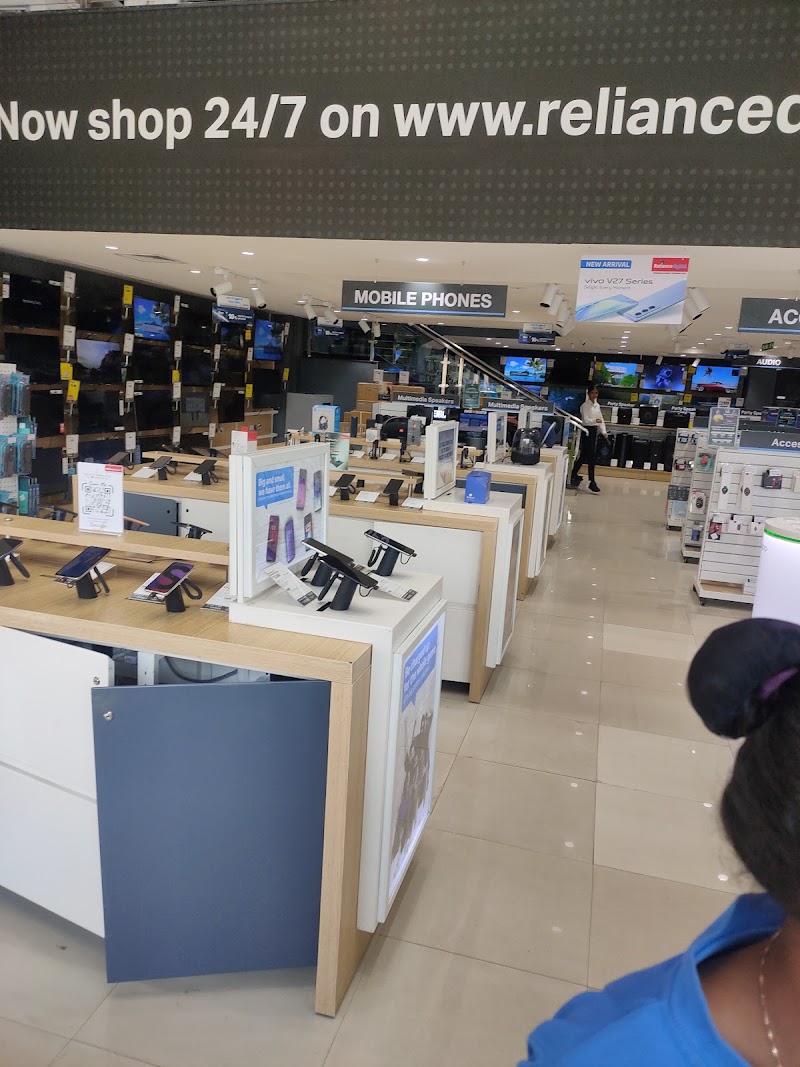 Reliance Digital - Reliance Digital, Mezzanine & GF, Platinum Square, Chowk, near Mii Square, Telibandha, Raipur, Chhattisgarh 492001, India