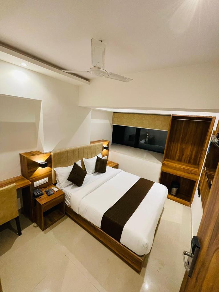 Hotel Hilton Suites - Hotel Hilton Suites 401, 4th Floor, Swami Vivekanand Rd, above Moti Mahal Hotel, opp. Andheri Subway Road, Andheri, Fish Market Area, Navneeth Colony, Andheri (W, Mumbai, Maharashtra 400058, India