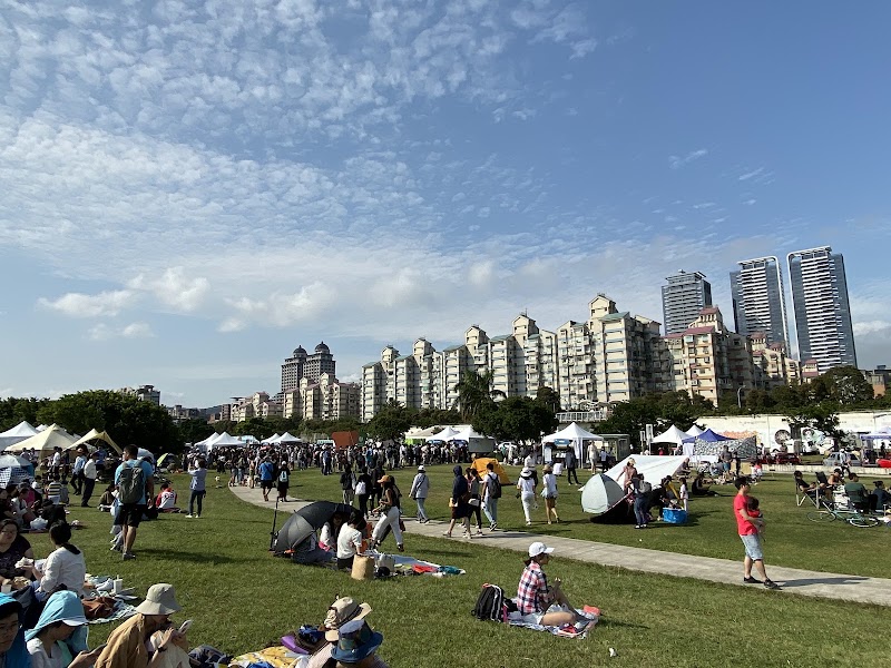 Meiti Riverside Park - Meiti Riverside Park 10491, Taiwan, Taipei City, Zhongshan District, Lequn 1st Rd, 基隆河基16號水門