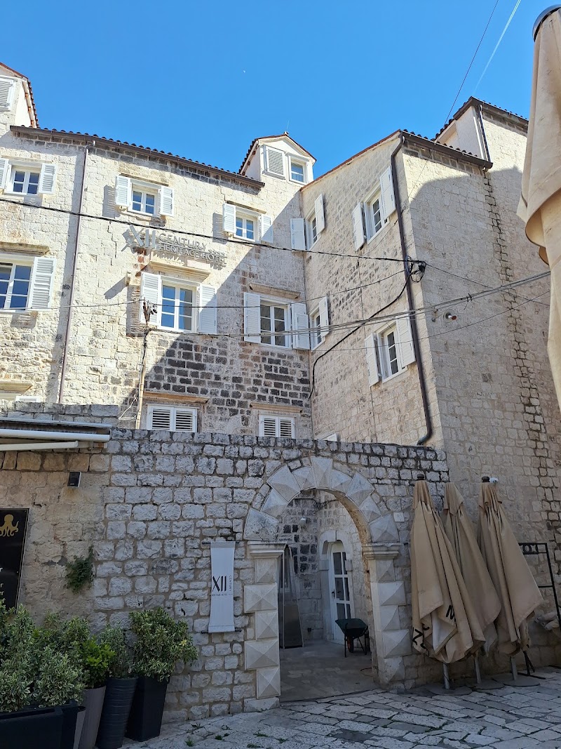 South Gate - South Gate, Obala bana Berislavića, 21220, Trogir, Croatia