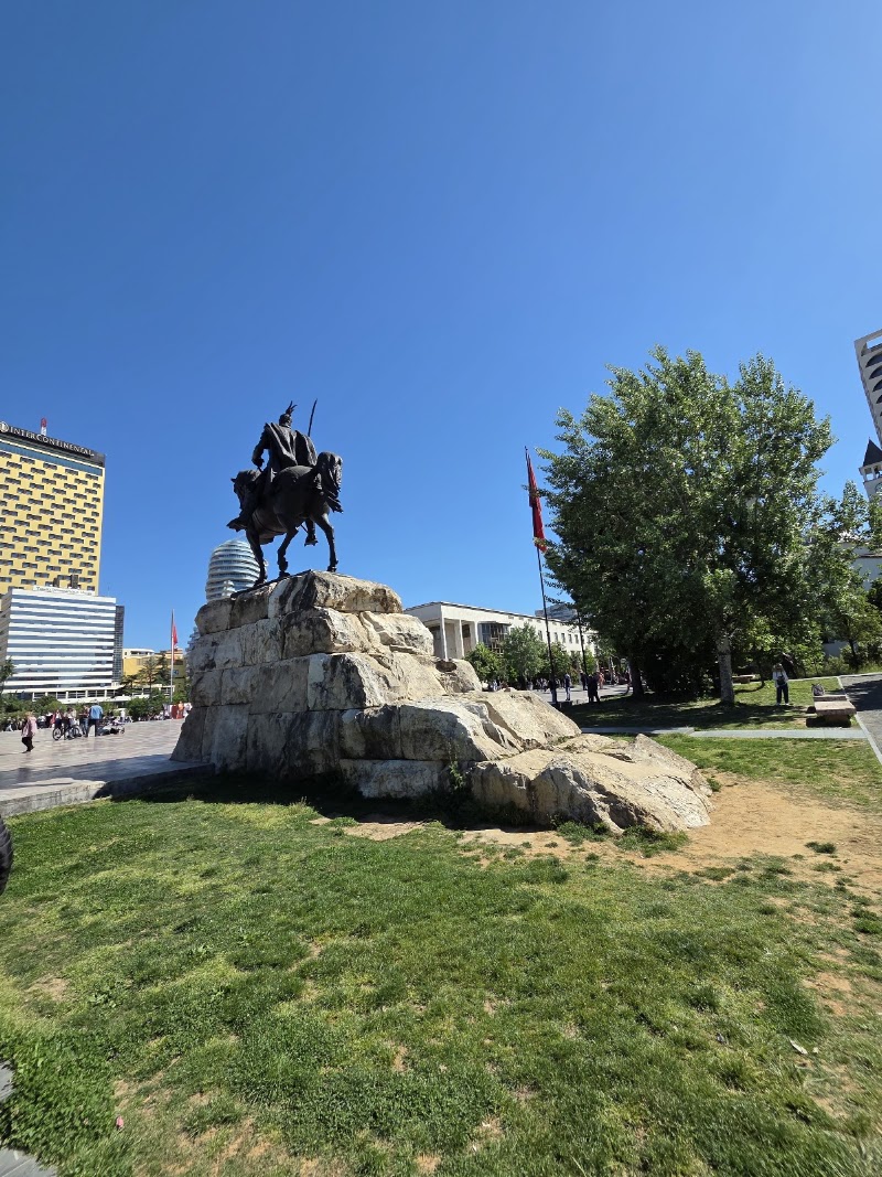Equestrian statue of Skanderbeg - Equestrian statue of Skanderbeg, 8RH9+3CW, Sheshi Skënderbej, Tiranë, Albania
