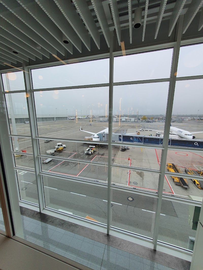 Vorfahrt Abflug Terminal 2 - Vorfahrt Abflug Terminal 2, Terminalstraße Mitte, 85356 Oberding, Germany