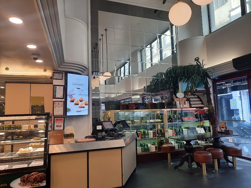 Karaköy Güllüoğlu Yönetim Binası - Karaköy Güllüoğlu Yönetim Binası, Kemankeş Karamustafa Paşa, Mumhane Cd. No:63, 34425 Beyoğlu/İstanbul, Türkiye