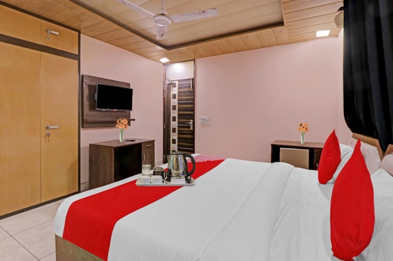 OYO 90274 Hotel Knight Inn - OYO 90274 Hotel Knight Inn, Alipur Tehsil, Shahbad Daulatpur Village, Rohini, Delhi, 110042, India