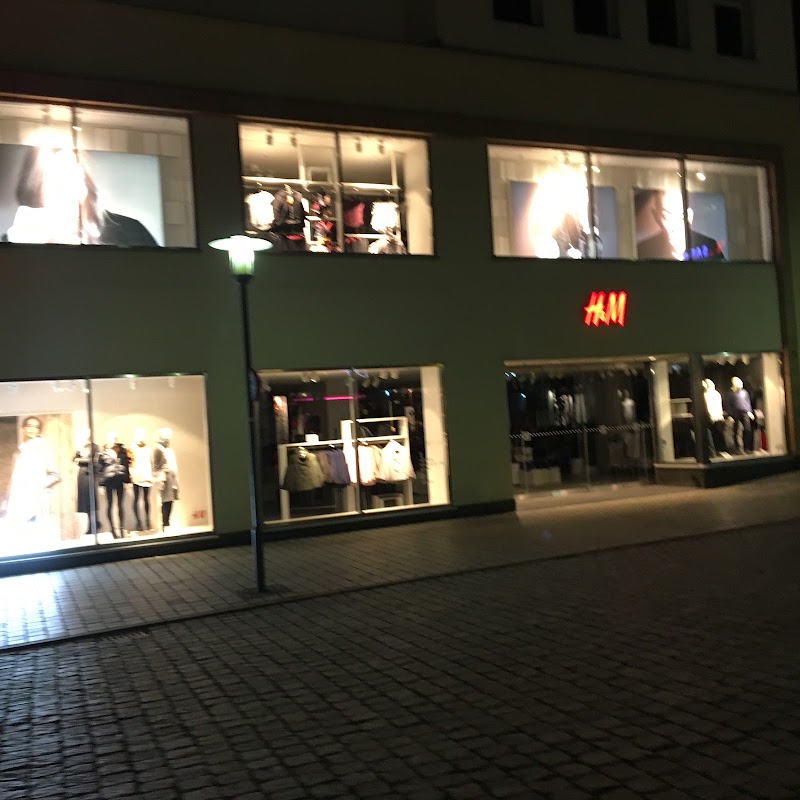 H&M - H&M Bahnhofstraße 12, 94032 Passau, Germany