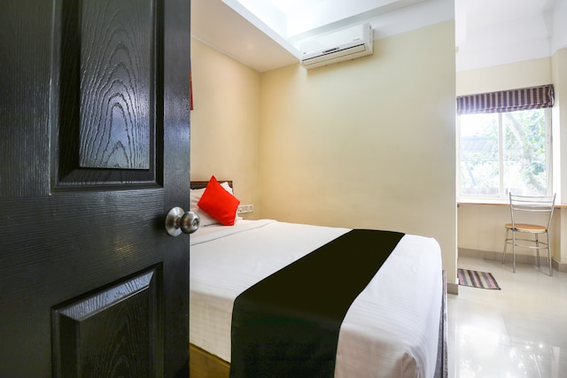 Capital O Platinum Inn - Capital O Platinum Inn NH Bypass Service Road Anayara, PO, Venpalavattom, Thiruvananthapuram, Kerala 695029, India