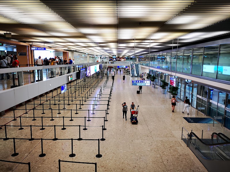 Geneva Airport - Geneva Airport Rte de l'Aéroport 21, 1215 Genève 15 Aéroport, Switzerland