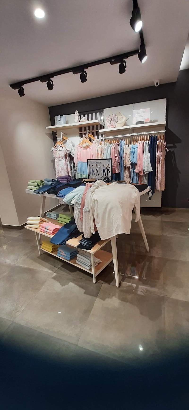 AND - Linking Road, Mumbai - AND - Linking Road, Mumbai Plot No 172, Bajaj Niwas, Linking Rd, Khar, Khar West, Mumbai, Maharashtra 400052, India