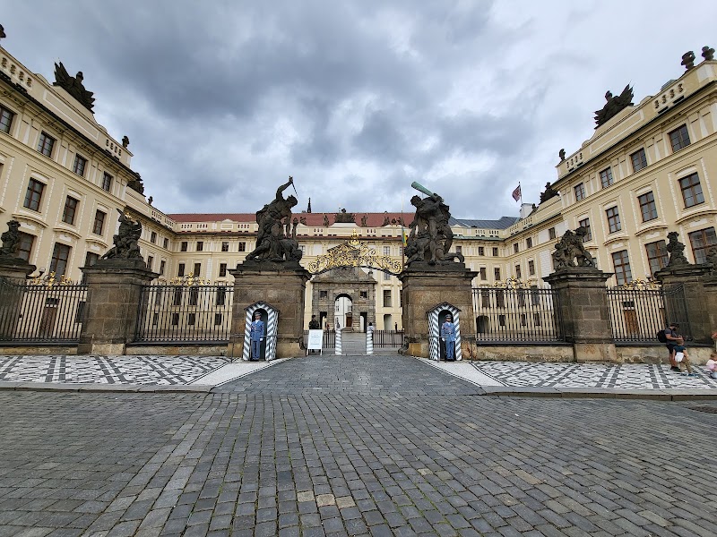 Paradise Garden - Paradise Garden, Zámecké schody, 118 00 Praha 1-Malá Strana, Czechia
