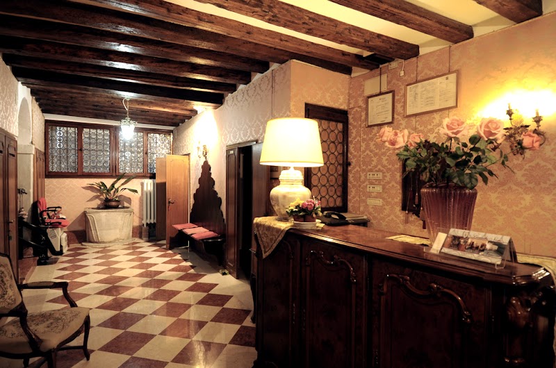 Hotel Mezzo Pozzo - Hotel Mezzo Pozzo Sestiere Cannaregio 4529, 30121 Venezia VE, Italy