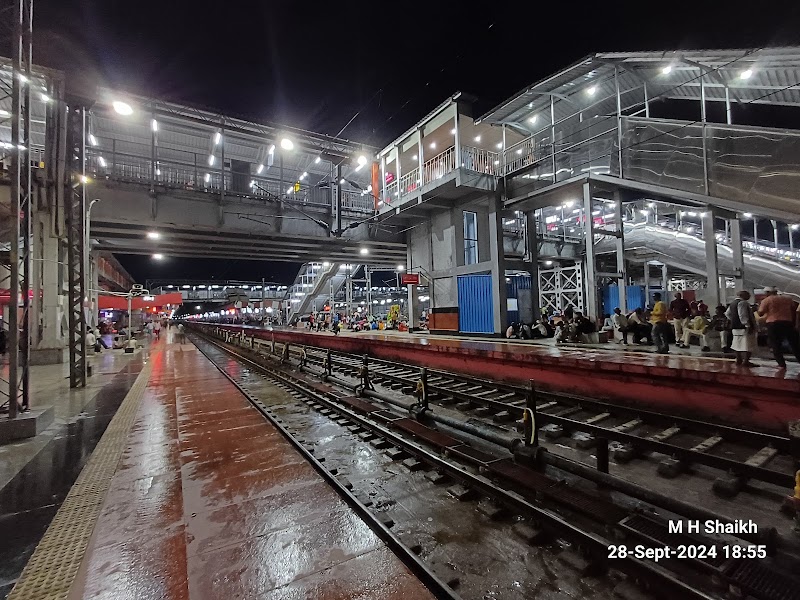 Varanasi Junction railway station - Varanasi Junction railway station maa surge balika intermediate collage, Railwayganj Colony, Varanasi, Uttar Pradesh 221002, India