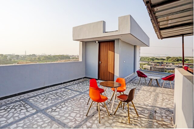 OYO Hotel Tree House - OYO Hotel Tree House Harinagar part 2, plot no 3a, near eco park, Hari Nagar Part II, Saurabh Vihar, Jaitpur, New Delhi, Delhi 110044, India