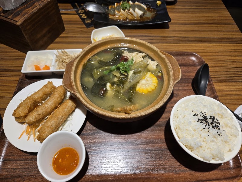 Weilaishu Vegetarian - Weilaishu Vegetarian 11042, Taiwan, Taipei City, Xinyi District, Jingqin Village, Lane 220, Wuxing St, 35號1樓