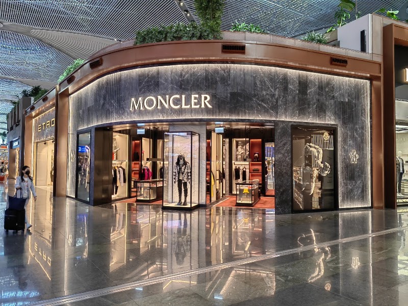 Moncler - Moncler Dis Hatlar Gids Kati, Gümrüksüz Satış Mağazası, Tayakadin Mahallsi, Term.Caddesi No 1 No F6-20, 34283 Arnavutköy/İstanbul, Türkiye