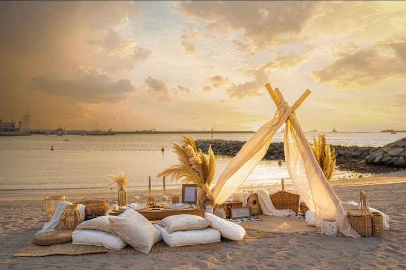 Dubai Luxury Picnic by Picnic Times - Dubai Luxury Picnic by Picnic Times Dubai Hills estate - Burj Khalifa - Dubai - United Arab Emirates