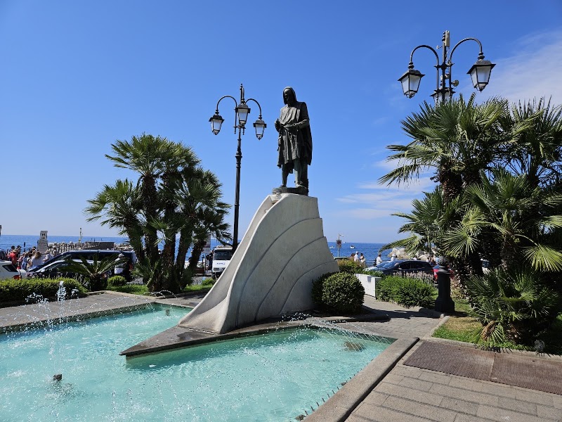 Statue Dedicated to Flavio Gioia (Amalfi) - Statue Dedicated to Flavio Gioia (Amalfi), Piazza Flavio Gioia, 84011 Amalfi SA, Italy